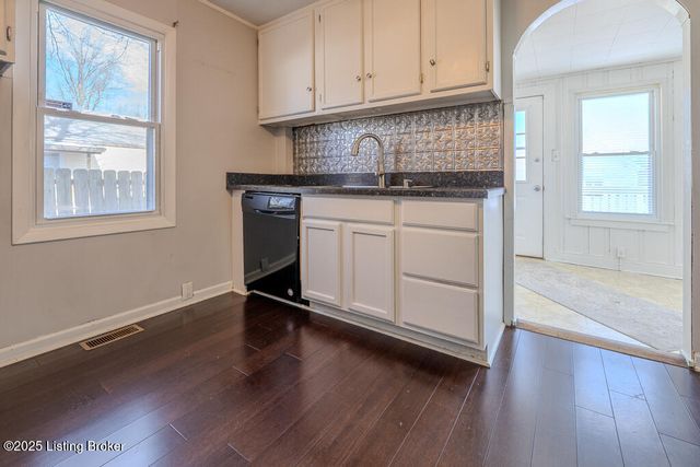 5465 Bruce Ave, Louisville, KY 40214