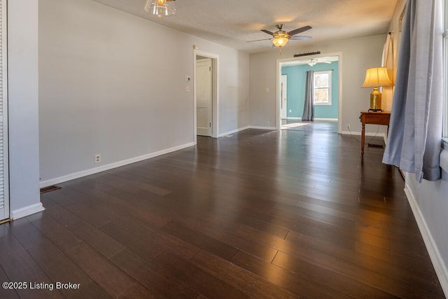 5465 Bruce Ave, Louisville, KY 40214