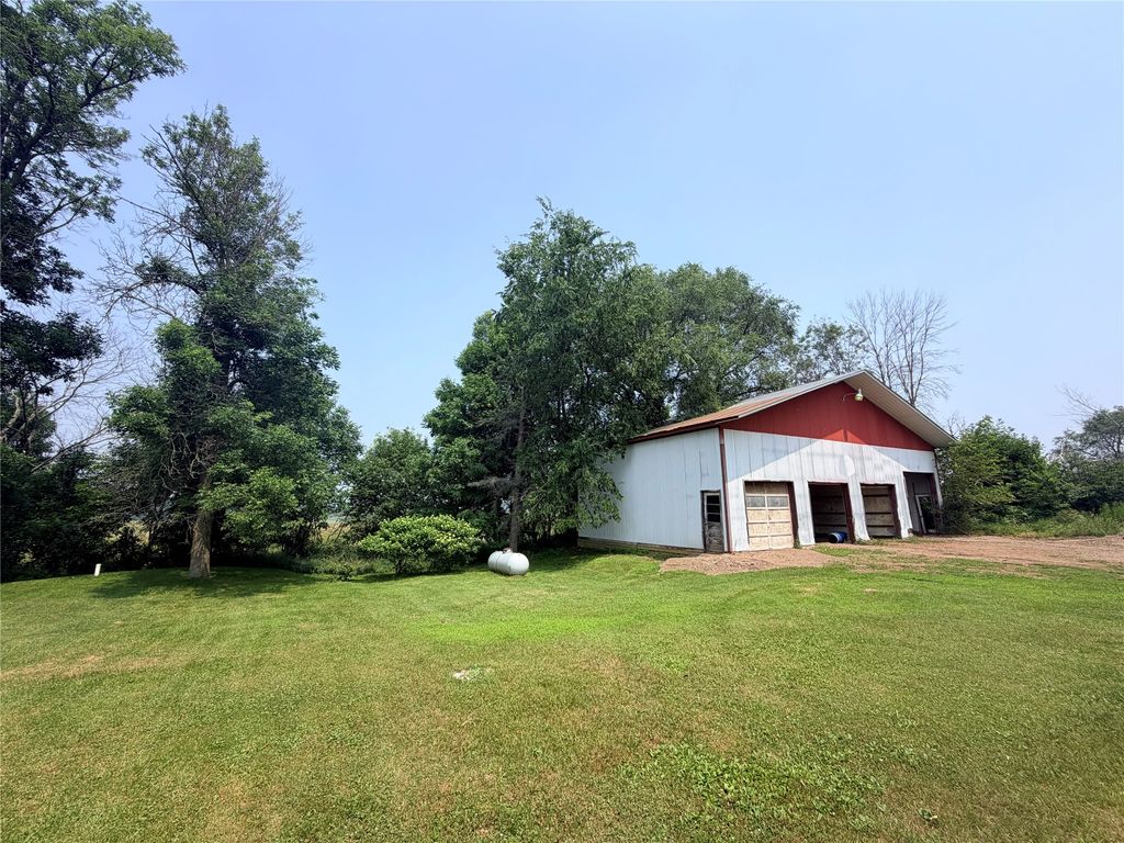 Image 4 of property listing at 25239 90th Street, New Auburn, WI 54757