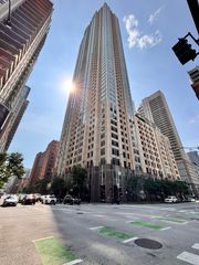 33 W Ontario Street 32D, Chicago, IL 60654