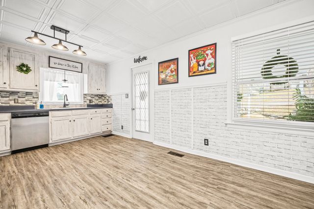 808 3rd Ave, Fayetteville, TN 37334