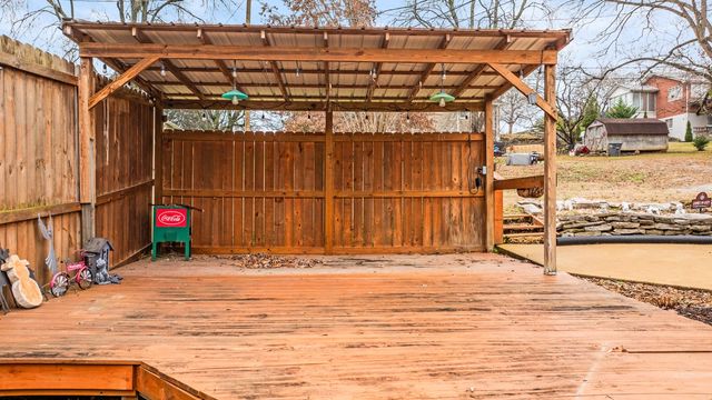 808 3rd Ave, Fayetteville, TN 37334