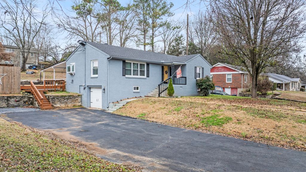 808 3rd Ave, Fayetteville, TN 37334
