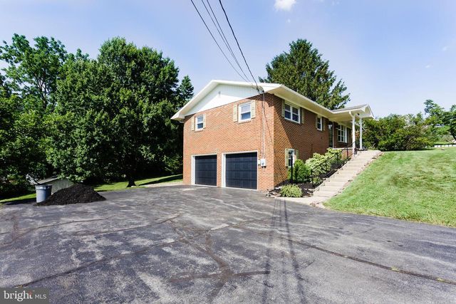 1539 LAKE SHORE DR, Chambersburg, PA 17202