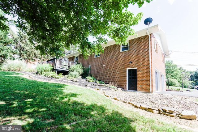 1539 LAKE SHORE DR, Chambersburg, PA 17202