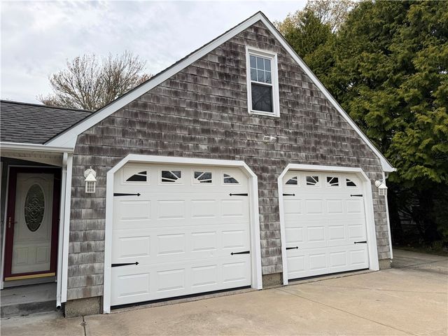 6 Lakewood Drive, Narragansett, RI 02882