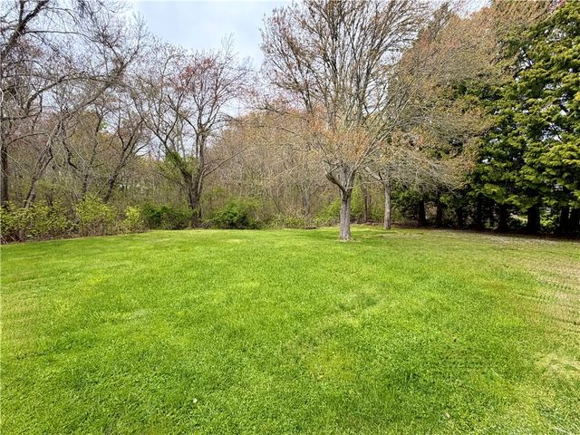 6 Lakewood Drive, Narragansett, RI 02882