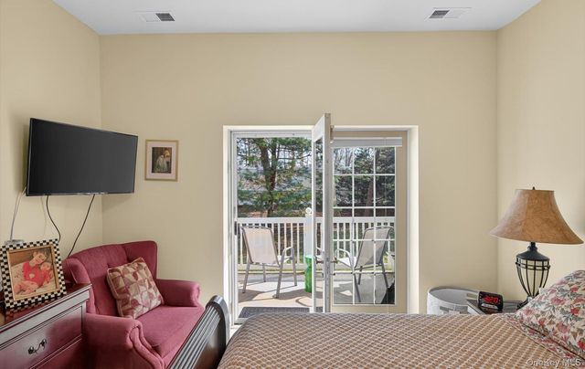 105 Francesca Way 105, Amityville, NY 11701