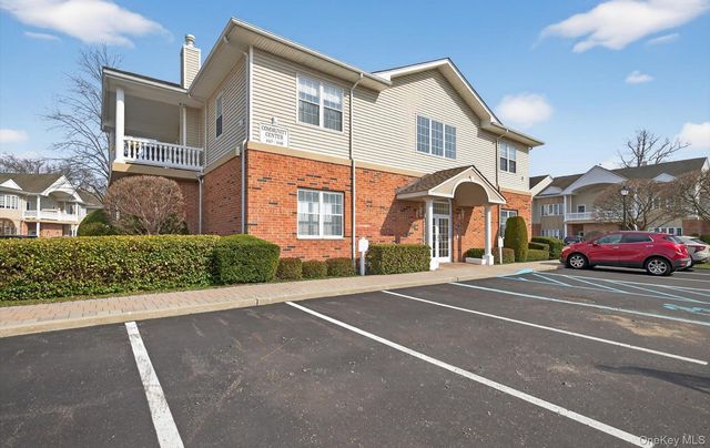 105 Francesca Way 105, Amityville, NY 11701