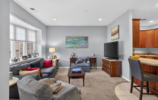 105 Francesca Way 105, Amityville, NY 11701