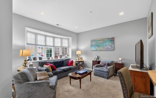 105 Francesca Way 105, Amityville, NY 11701