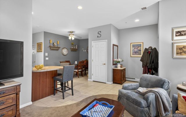 105 Francesca Way 105, Amityville, NY 11701