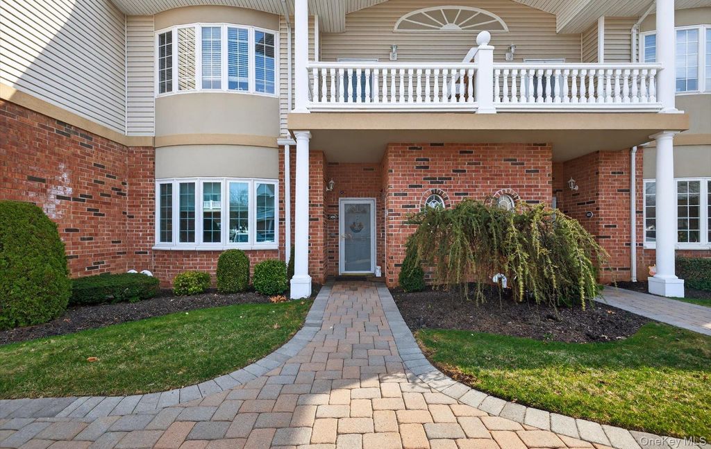 105 Francesca Way 105, Amityville, NY 11701