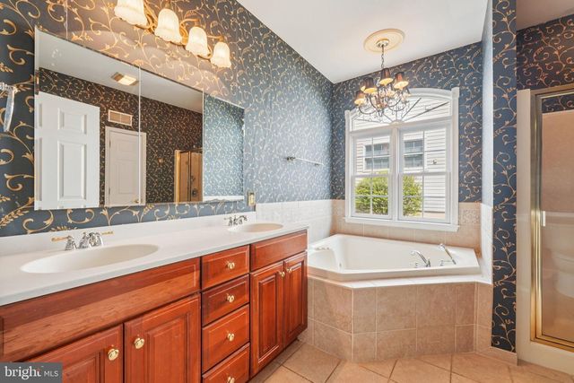 5 NOTTINGHAM LN, Easton, PA 18045
