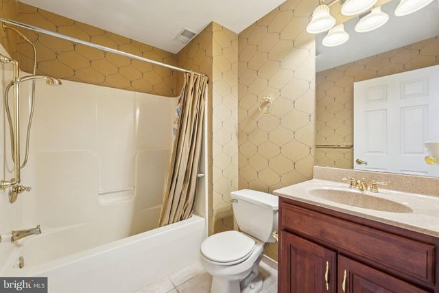 5 NOTTINGHAM LN, Easton, PA 18045