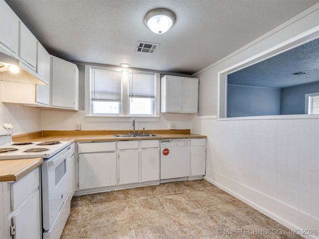 4138 W 8th Street, Tulsa, OK 74127