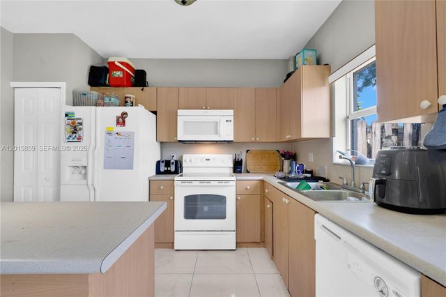 1660 SE 30th St, Homestead, FL 33035