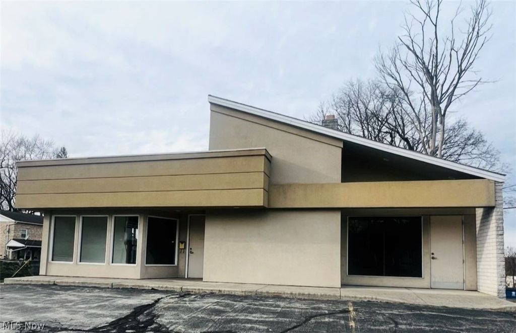 264 W Liberty Street SE, Hubbard, OH 44425