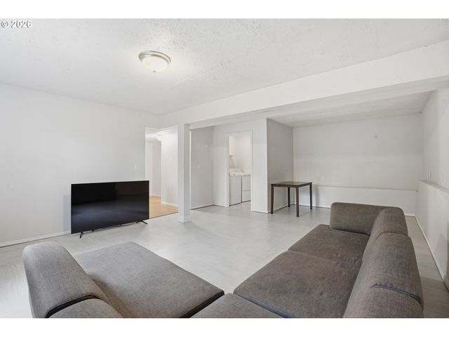 2400 Se HAYWARD Way, Milwaukie, OR 97267