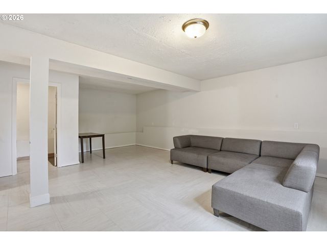 2400 Se HAYWARD Way, Milwaukie, OR 97267