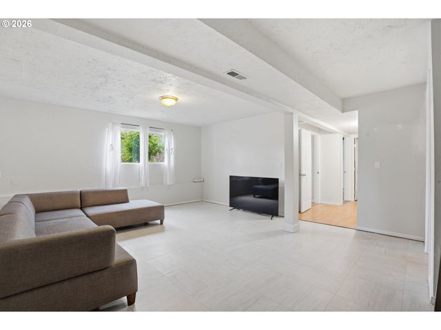 2400 Se HAYWARD Way, Milwaukie, OR 97267