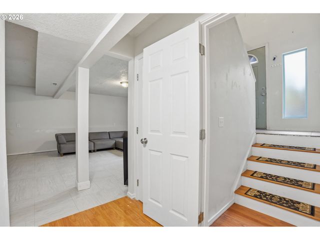 2400 Se HAYWARD Way, Milwaukie, OR 97267