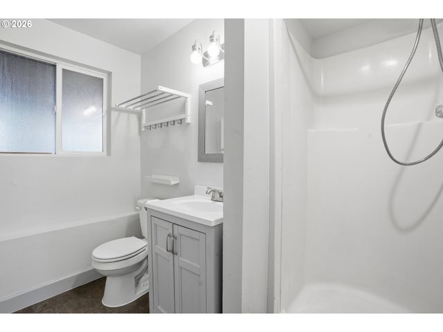 2400 Se HAYWARD Way, Milwaukie, OR 97267