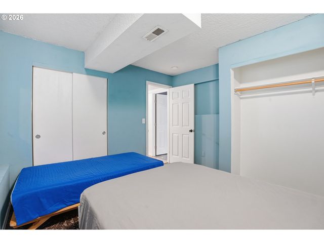 2400 Se HAYWARD Way, Milwaukie, OR 97267