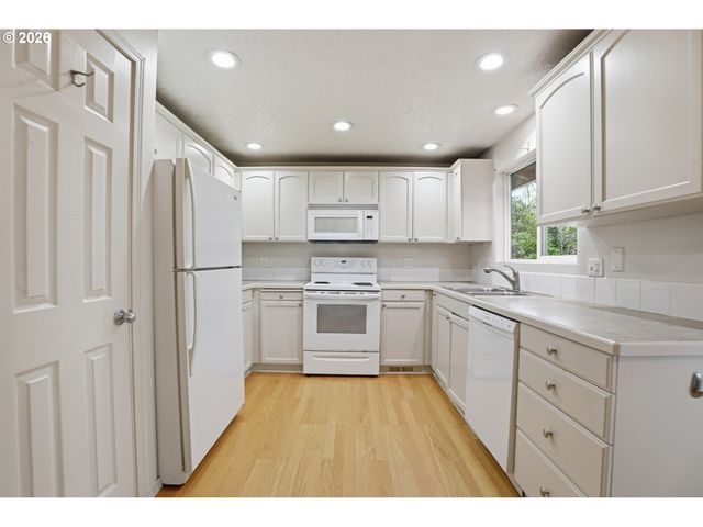 2400 Se HAYWARD Way, Milwaukie, OR 97267