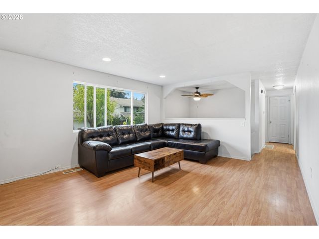 2400 Se HAYWARD Way, Milwaukie, OR 97267