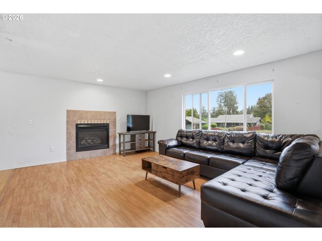 2400 Se HAYWARD Way, Milwaukie, OR 97267