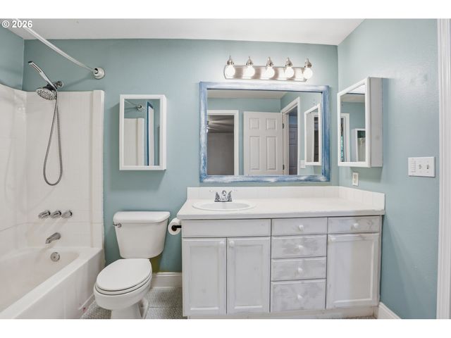 2400 Se HAYWARD Way, Milwaukie, OR 97267