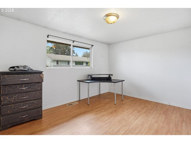 2400 Se HAYWARD Way, Milwaukie, OR 97267