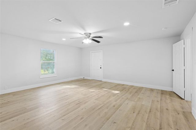 6714 E Bayou Drive, Hitchcock, TX 77563