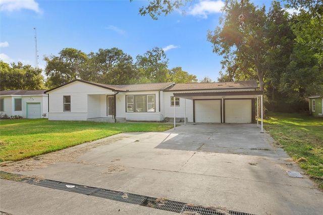 6714 E Bayou Drive, Hitchcock, TX 77563