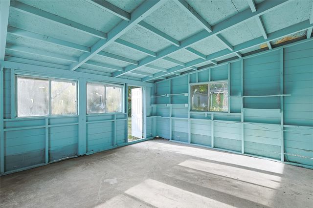 6714 E Bayou Drive, Hitchcock, TX 77563