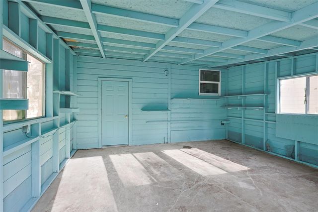 6714 E Bayou Drive, Hitchcock, TX 77563
