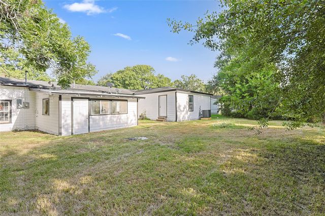 6714 E Bayou Drive, Hitchcock, TX 77563