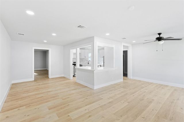 6714 E Bayou Drive, Hitchcock, TX 77563