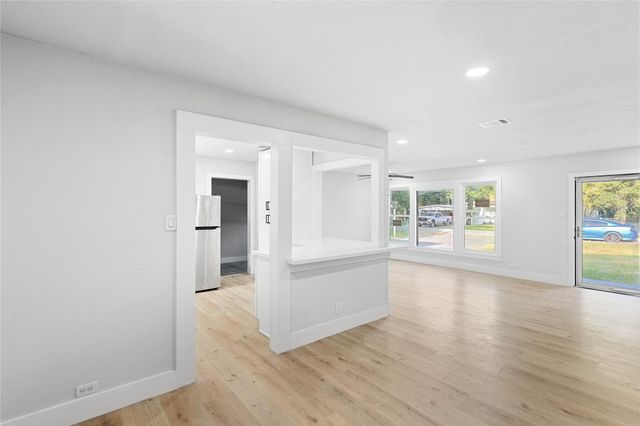 6714 E Bayou Drive, Hitchcock, TX 77563