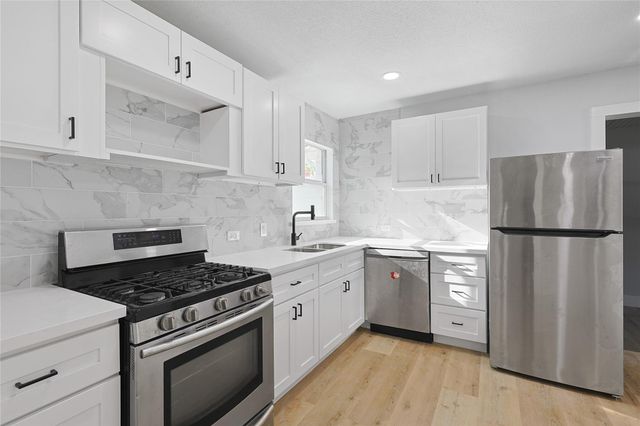 6714 E Bayou Drive, Hitchcock, TX 77563