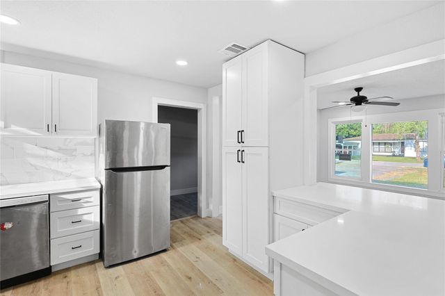 6714 E Bayou Drive, Hitchcock, TX 77563