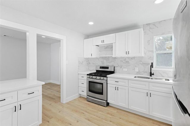 6714 E Bayou Drive, Hitchcock, TX 77563