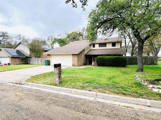 1904 N Hoover Ave, Cameron, TX 76520