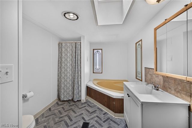 6835 Richmond Road 14, Glenwillow, OH 44139