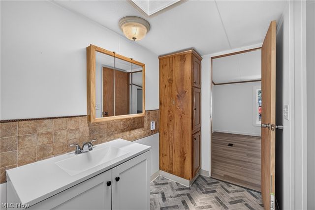 6835 Richmond Road 14, Glenwillow, OH 44139