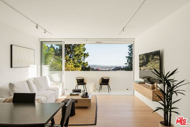 8787 Shoreham Drive 105, West Hollywood, CA 90069