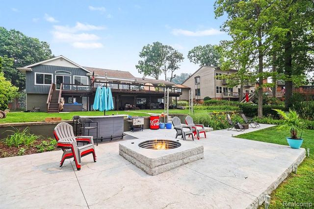 3233 Shawnee Lane, Waterford, MI 48329