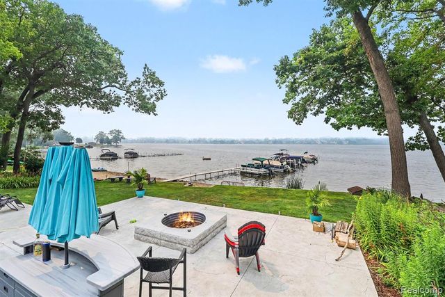 3233 Shawnee Lane, Waterford, MI 48329