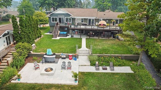 3233 Shawnee Lane, Waterford, MI 48329